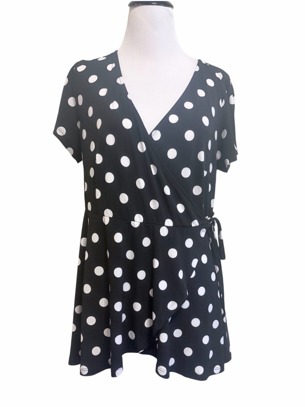 Torrid Medium polka dot wrap style blouse